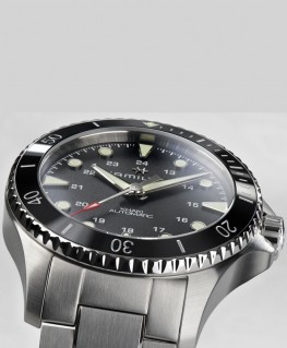 montre-hamilton-khaki-navy-scuba-auto-43mm_h82515130-visuel