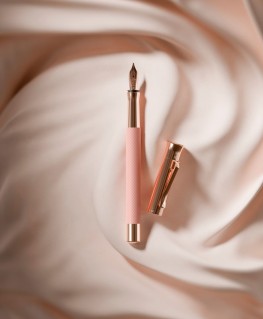 stylo-plume-graf-von-faber-castell-guilloche-rose-blush_145330-graf-von-faber-castell-visuel